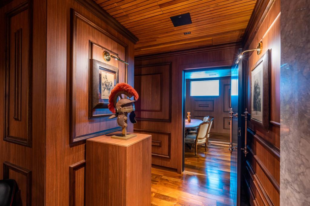 Hall com marcenaria maciça, quadros e peças de coleção