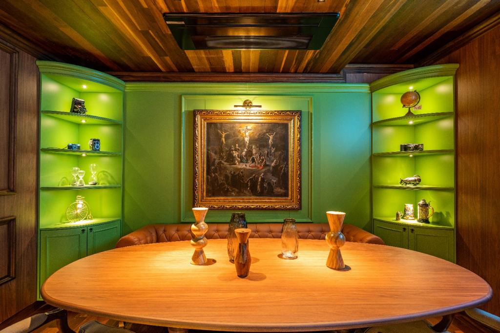 Sala de jantar reservada com boiserie e nichos iluminados