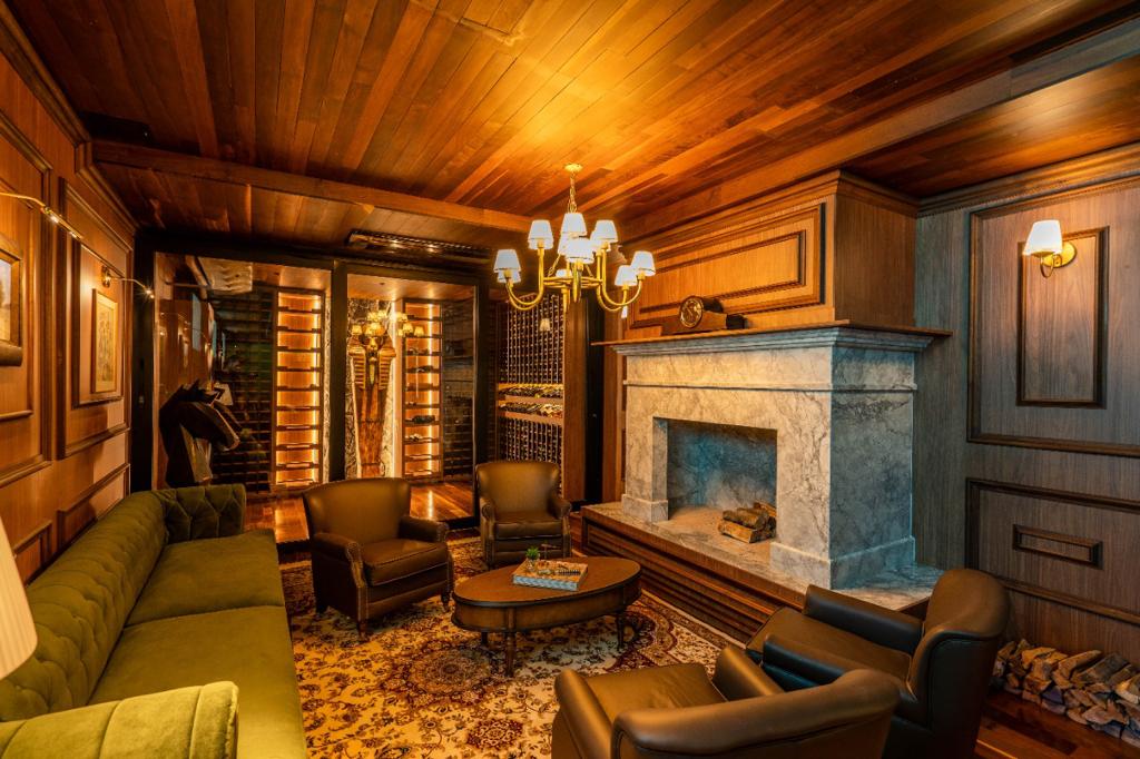 Sala de estar com lareira em mármore e marcenaria em madeira nobre